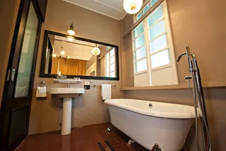Suite bathroom