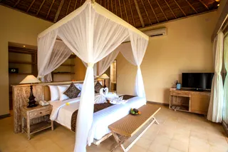 Four poster beds
