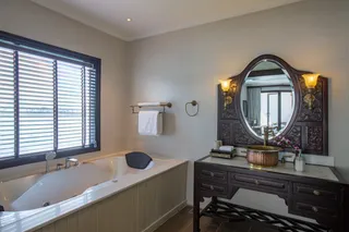 Suite bathroom
