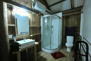Palm Lodge bathroom