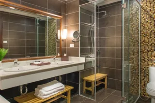 Junior suite bathroom