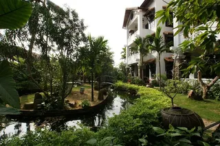 Attractive gardens & grounds