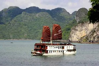 The Violet cruising Halong Bay