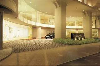 Hotel forecourt & entrance