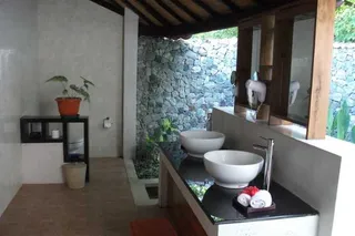 Room 7 bathroom