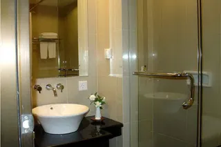 Deluxe Suite Bathroom