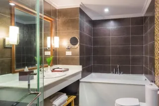 Suite bathroom