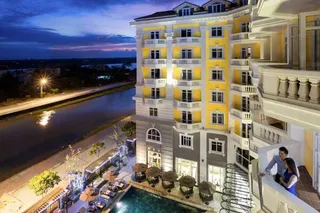 Hotel Royal's riverside location
