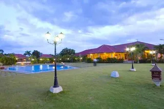 Gardens & swimming pool