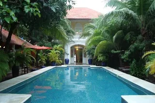 The Pavilion boutique hotel rear elevation & pool