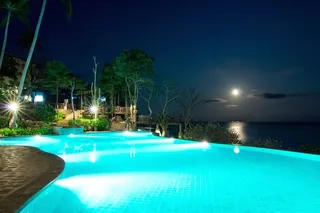 The swimming pool by night