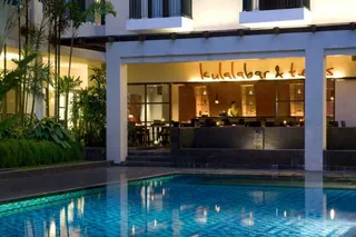 Poolside bar