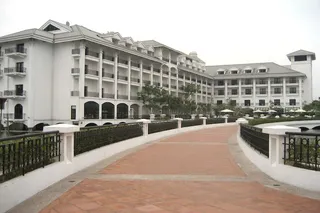 Intercontinental Westlake driveway
