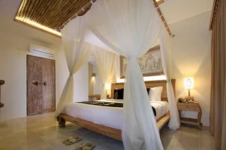 Four-poster bed