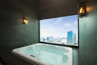 City view jacuzzi